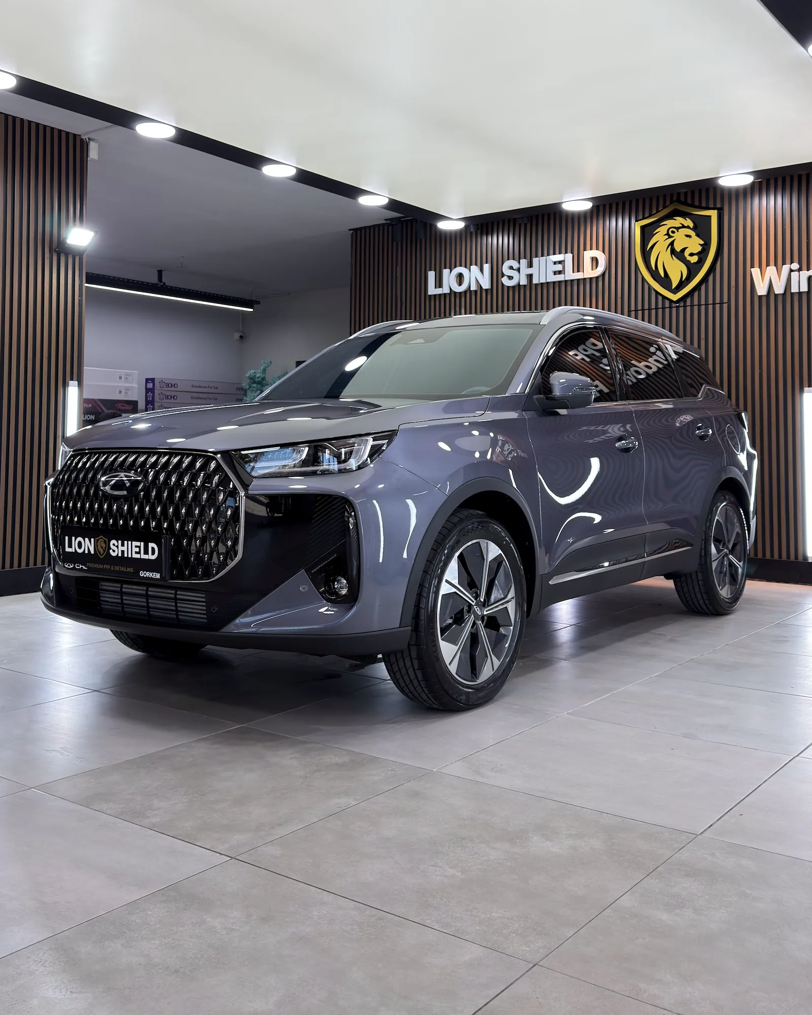 Uygulama merkezinde gri Chery SUV’nin ön çaprazdan görünümü