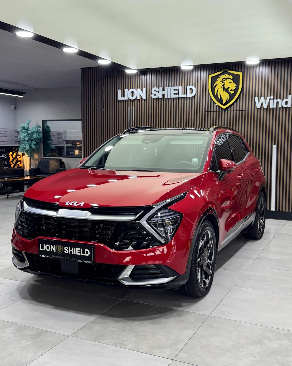 Uygulama merkezinde kırmızı Kia Sportage’ın ön çaprazdan görünümü
