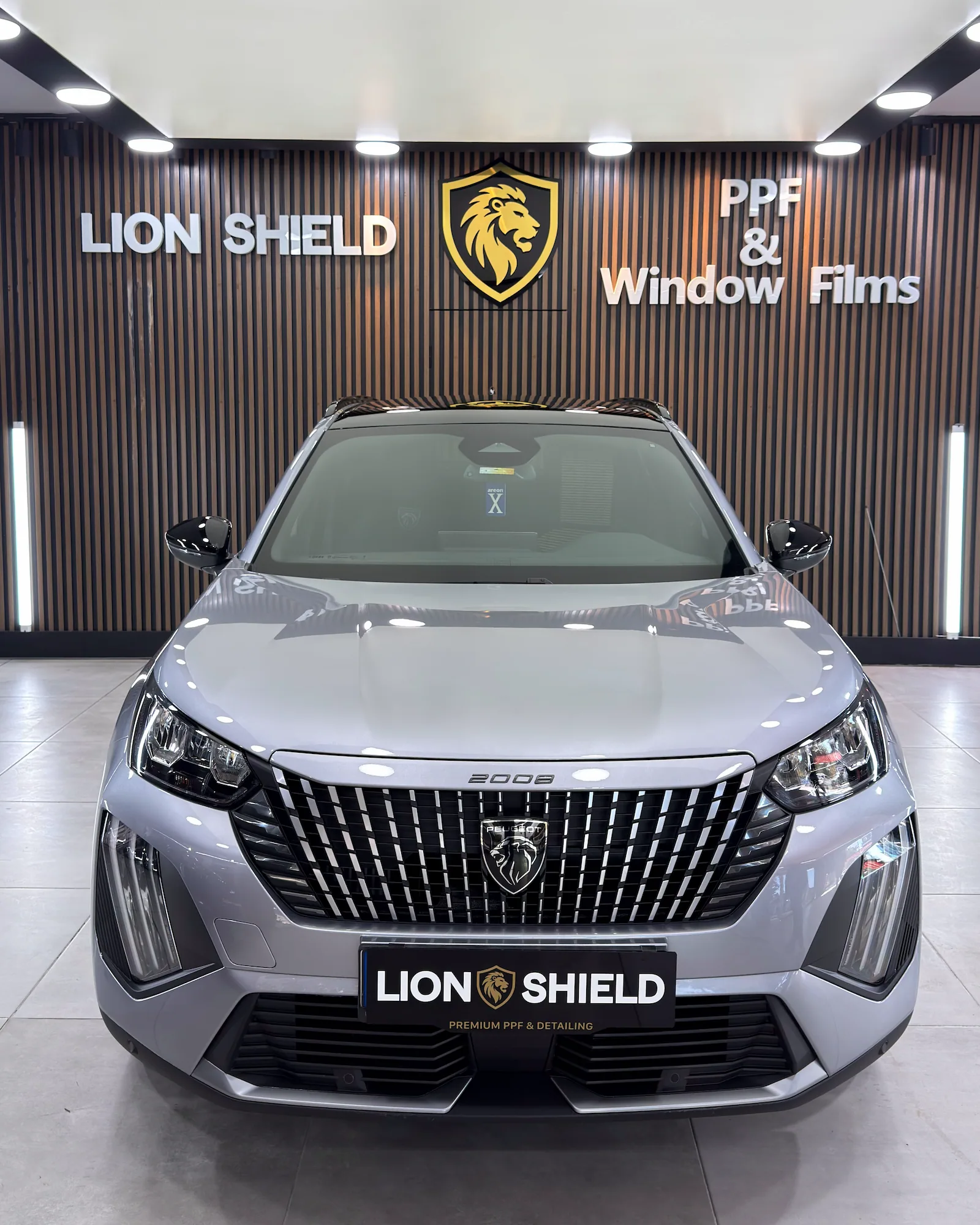 Uygulama merkezinde gümüş Peugeot 2008’in önden görünümü