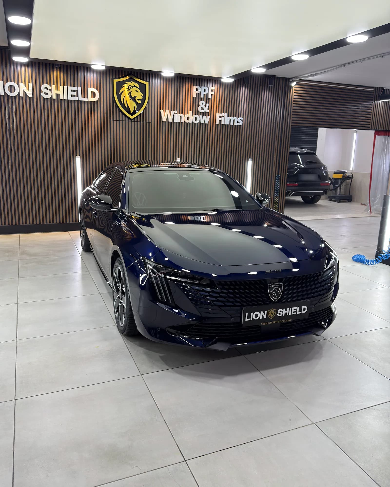 Uygulama merkezinde lacivert Peugeot 508’in ön çaprazdan görünümü