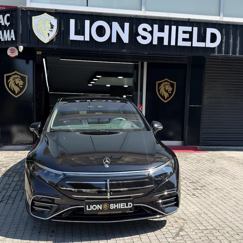 Uygulama merkezinin girişinde siyah Mercedes-Benz’in önden görünümü
