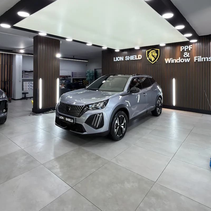 Uygulama merkezinin içi, aydınlatma panelinin altında gümüş Peugeot 2008