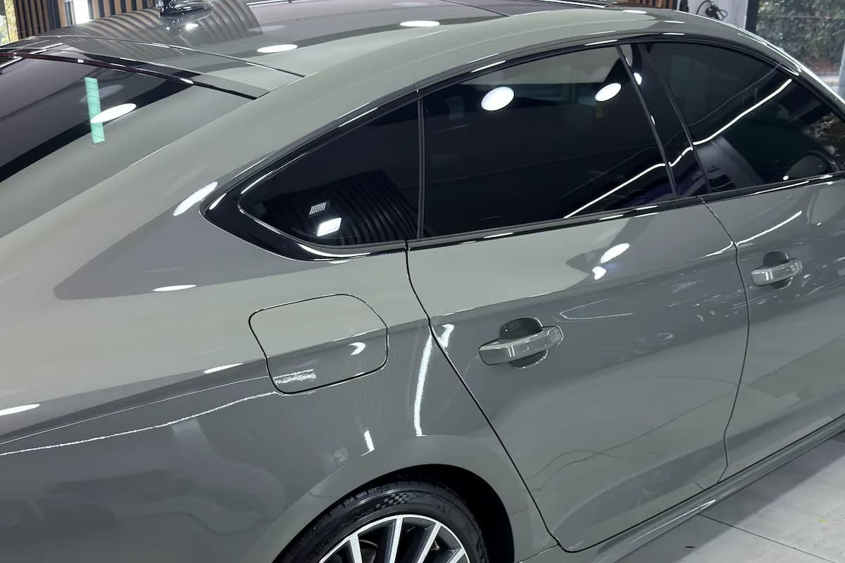 Uygulama merkezinde Audi A5’in cam filmi uygulanmış yan camları